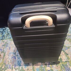 BEIS The Carry-On Roller Suitcase 22"